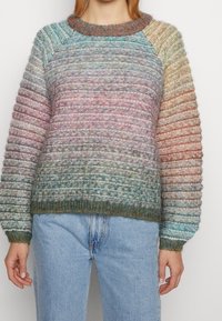 Maglione a maglia multicolore con collo rotondo a coste, strisce testurizzate e diverse tonalità di verde mare, rosa e arancione. Maniche lunghe.