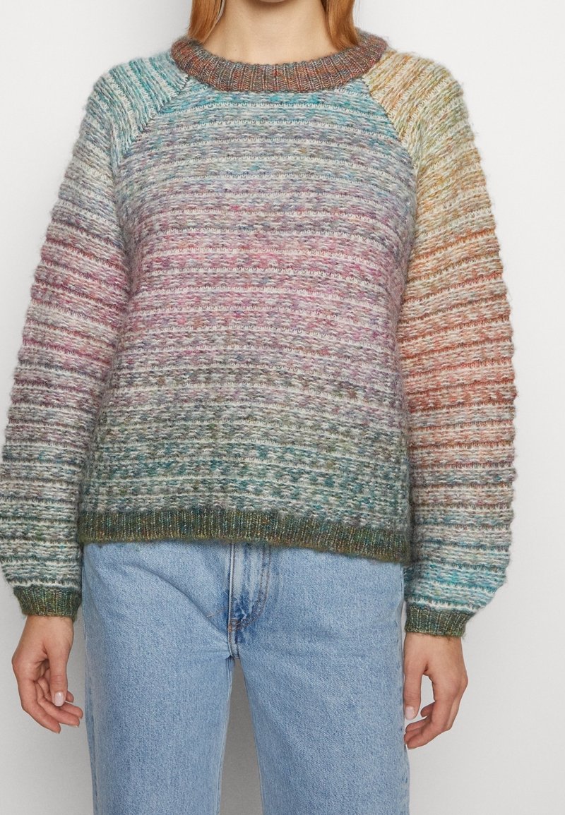 Maglione a maglia multicolore con collo rotondo a coste, strisce testurizzate e diverse tonalità di verde mare, rosa e arancione. Maniche lunghe.