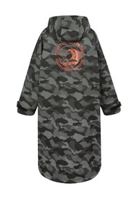 Veste longue à capuche camouflage vert et gris avec poignets ajustables et logo orange "Spirit of Adventure Regatta Great Outdoors" dans le dos.