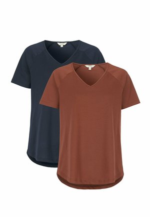 Twee effen V-hals T-shirts met korte mouwen, één bruin aan de voorkant en één donker marineblauw aan de achterkant, weergegeven tegen een witte achtergrond.