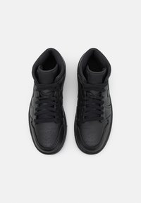 Czarne sneakersy wysokie zrobione ze skóry o gładkiej fakturze, z zapięciem na sznurówki, wyściełanym kołnierzem i perforowanym noskiem dla lepszej wentylacji.