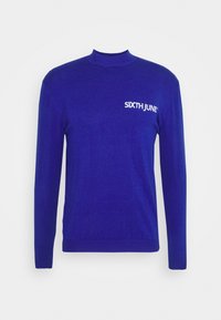 Blå stickad tröja med hög krage. Har långa ärmar och varumärket "SIXTH JUNE" broderat i vitt på bröstet.