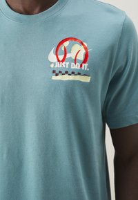 Nike Performance TEE - T-Shirt sport - denim turq