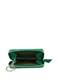 Groene leren portemonnee met ritssluiting, zilverkleurige hardware, sleutelhanger lus en interne compartimenten voor kaarten en contant geld. Gladde textuur.