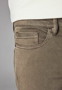 Next COMFORT STRETCH - Sirgete säärtega teksad - mushroom brown