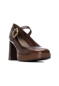 Scarpa con tacco alto in pelle verniciata marrone, con punta rotonda, cinghia e dettaglio fibbia dorata. Design con tacco spesso in legno e piattaforma.