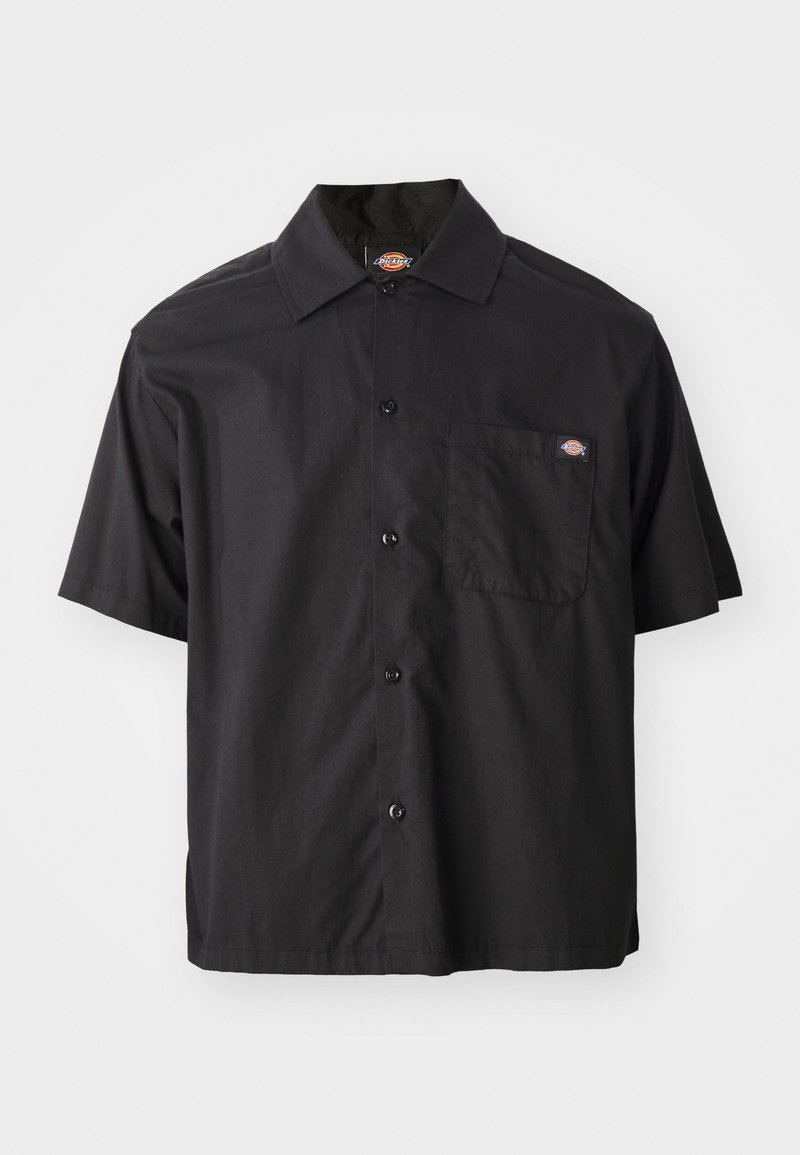 Camicia nera a maniche corte con bottoni, realizzata in cotone, caratterizzata da una tasca sul petto e un'etichetta con logo. Texture liscia e vestibilità rilassata.