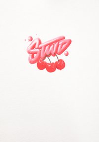 Testo "Stud" stilizzato in rosso sopra tre ciliegie rosse con gambi verdi su uno sfondo bianco texturizzato.