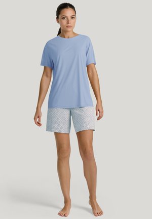 T-shirt azzurra a maniche corte abbinata a pantaloni corti bianchi con un motivo geometrico blu. Tessuto morbido e vestibilità comoda.