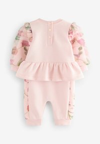 Rosa Zweiteiler mit floralen, durchsichtigen Puffärmeln, Peplum-Taille und weichem Stoff. Die Rückseite verfügt über drei Knopfverschlüsse und elastische Bündchen.