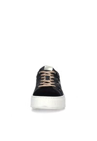 Czarne sneakersy z aksamitu z białą platformą, z beżowymi sznurowadłami i srebrnymi oczkami. Gładka tekstura i minimalistyczny design.