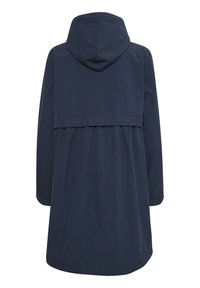 Manteau à capuche bleu marine avec une coupe ample. Présente une couture horizontale dans le dos, au-dessus du détail de plis froncés. Texture douce.