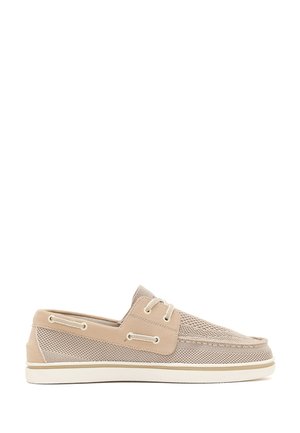 Beżowy, oddychający but żeglarski z białymi sznurówkami i białą gumową podeszwą, widok z profilu na białym tle.