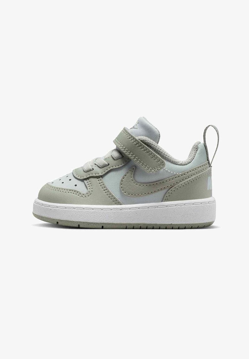 Sneaker per bambino piccolo grigio chiaro con cinturino in velcro, lacci, collo imbottito, swoosh Nike e suola bianca con grip testurizzato.