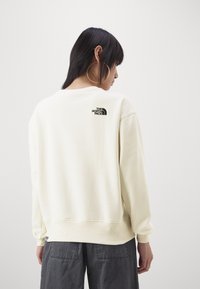 The North Face ESSENTIAL CREW - Sudadera - white dune