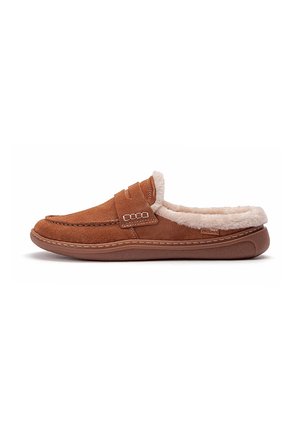Zapatilla de estar por casa marrón de ante con forro interior de piel sintética beige suave y detalle de costuras a lo largo de la suela y el borde superior.
