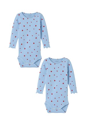 Himmelblaue, langärmelige Bodysuits mit einem Muster aus kleinen roten Herzen, mit einem gewellten Rand und Druckknöpfen im unteren Bereich. Zwei Teile im Set.
