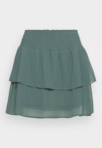 Saia de chiffon em teal suave com um cós franzido. Apresenta duas camadas de babados, textura leve e um design suave e fluido.
