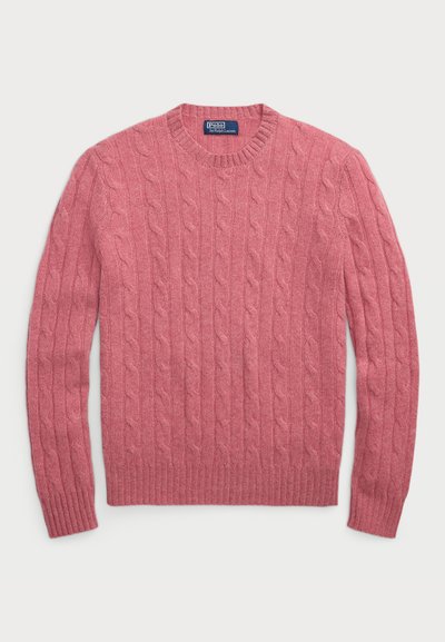 Jersey de punto trenzado en rosa suave, con cuello redondo, mangas largas, patrón texturizado y puños y bajo acanalados.