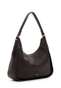 Borsa a spalla in pelle marrone con finitura testurizzata, forma semi-circolare, apertura superiore con cerniera e dettaglio logo triangolare sul fronte.
