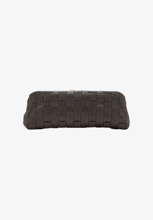 Dunkelbraune rechteckige Clutch mit geflochtenem Lederdesign und leicht geschwungenem oberen Rand vor weißem Hintergrund.