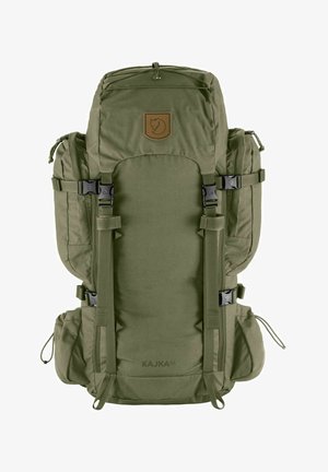 Olivgrüner Wanderrucksack mit verstellbaren Trägern, Seitentaschen und einer Vorderklappe. Mit einem Logo-Patch und strapazierfähigem Material.