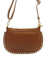 Sac en bandoulière en cuir brun avec des clous dorés le long des bords, doté d'un dessus zippé et d'une sangle ajustable.