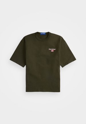 T-shirt vert olive à manches courtes, col rond, avec un logo brodé "POLO SPORT" sur la poitrine gauche, arborant un détail de drapeau américain.