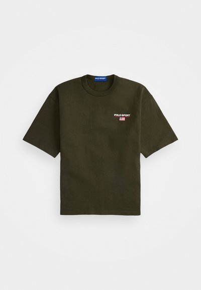 Olivengrünes T-Shirt mit kurzen Ärmeln, Rundhalsausschnitt und gesticktem "POLO SPORT"-Logo auf der linken Brust, mit einem Detail der amerikanischen Flagge.