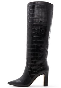 Bota negra hasta la rodilla en imitación de cuero de cocodrilo texturizado. Diseño de punta afilada y tacón de aguja con detalles de costuras visibles.
