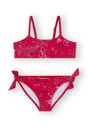 Conjunto de bikini rojo que incluye un bralette con tirantes finos y unas braguitas a juego con un lazo lateral, decorado con patrones de paisley en blanco y azul.