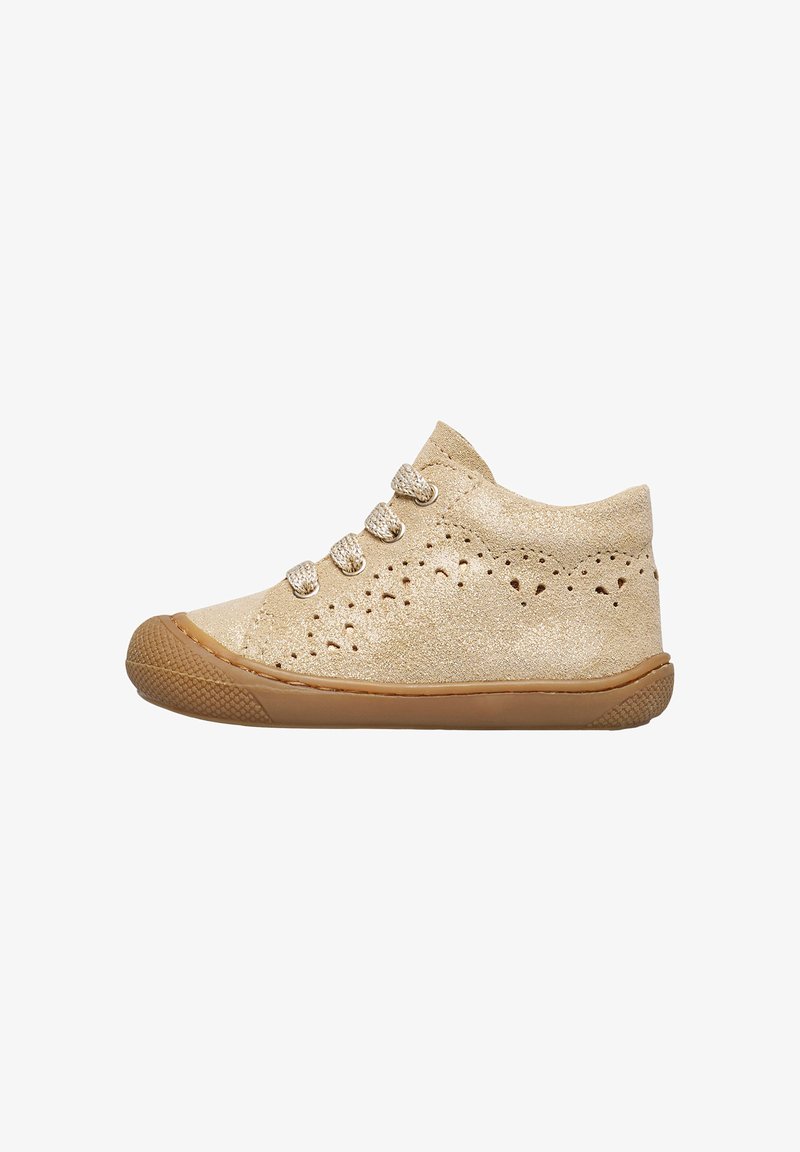 Zapato de cuero con purpurina dorada, con punta redonda, diseño de cordones y detalles perforados. Suela de goma para tracción y durabilidad.