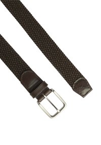 Cinturón trenzado marrón con un diseño de tela texturizada, complementado por una hebilla de metal plateado y un acento de cuero en el extremo.