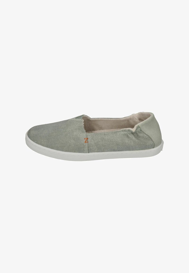 Helle grüne Slipper mit einem strukturierten Textiloberteil, weißer Gummisohle und minimalierten Nähdetails. Keine Schnürsenkel oder Verschlüsse.