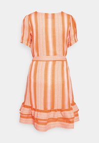 Robe orange à manches courtes avec des rayures horizontales, ornée de motifs en chevrons blancs et d'un ourlet festonné. Ceinturée à la taille avec une ceinture.