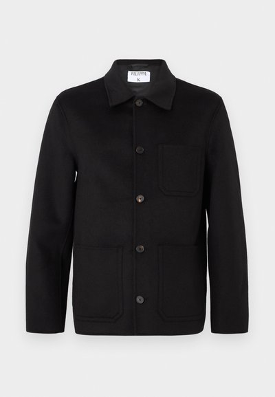 Chaqueta de lana negra con cuello, cierre de botones en la parte delantera, dos grandes bolsillos frontales y un único bolsillo en el pecho. Textura suave.