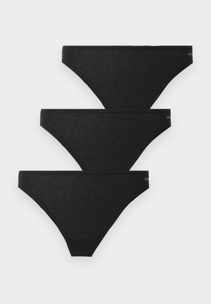 Trzy czarne bawełniane damskie majtki bikini ułożone pionowo na białym tle.
