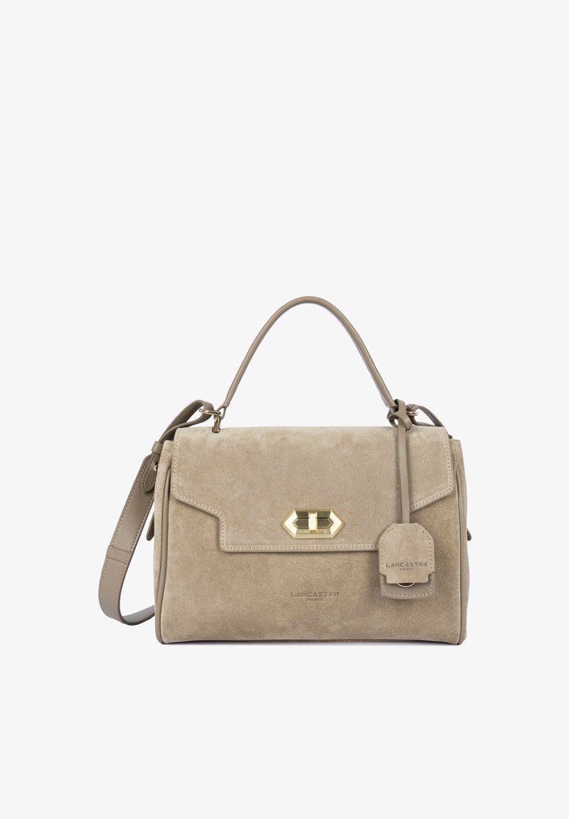 Sac à main en daim beige avec poignée supérieure, fermoir doré, bandoulière amovible et une petite étiquette indiquant Lancaster Paris.