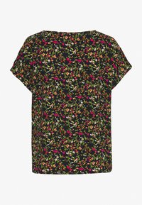 Blouse noire à manches courtes présentant un motif floral en rouge, rose et vert. Coupe ample avec un col rond, tissu texturé et coutures minimales.