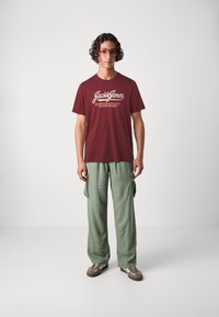 Jack & Jones JPRBLUHUDSON TEE CREW NECK 5 PACK - T-shirt med print - cloud dancer/port/black/navy blazer