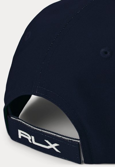 Tume-sinine pesapalli nokamüts reguleeritava rihmaga, mille tagaküljel on valgest niidist tikitud "RLX" tekst.