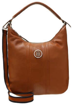 Braune Leder-Hobo-Tasche mit doppelter vertikaler Naht, rundem Metall-Logoemblem, gepolstertem Griff und abnehmbarem, gestreiftem Schultergurt.