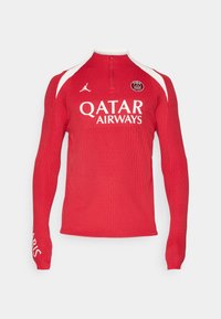 Piros, hosszú ujjú sportme, texturált bordás mintával, negyed cipzárral a nyaknál, fehér díszítésekkel és a Qatar Airways valamint Párizs logójával.