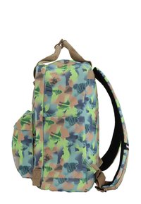 Zaino multicolore con motivo camouflage verde, blu e marrone. Realizzato in tessuto resistente con spallacci imbottiti e tasca esterna.