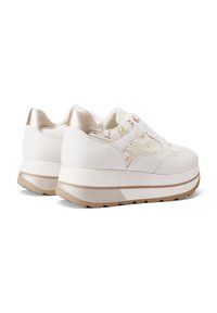 Sneakers platform bianchi con tomaia in pelle liscia, dettagli in oro metallico e suola testurizzata. Presentano una fodera decorativa a motivo.