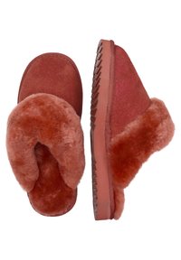 Rode suede pantoffels met een fluffy schapenwollen rand, platte zool en gestikte details langs de randen, die een gezellige en warme uitstraling bieden.