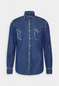 Camicia in denim blu scuro con abbottonatura frontale, colletto a punta, due tasche sul petto e dettagli di cucitura più chiara in contrasto.
