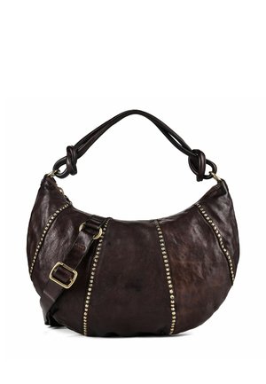 Bolso de mano de cuero marrón oscuro en forma de media luna con rayas verticales de tachuelas doradas, asa anudada y correa de hombro ajustable con hebilla.