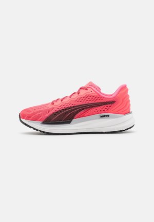 Laufschuhe mit einem pinkfarbenen Mesh-Obermaterial, schwarzen Akzentstreifen und strukturiertem Absatz. Weiße Zwischensohle mit einer Gummisohle für Traktion.