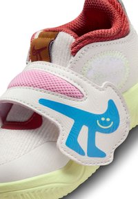 Nike Performance TEAM HUSTLE D 11 - Scarpe da basket - summit white/barely volt-coconut milk